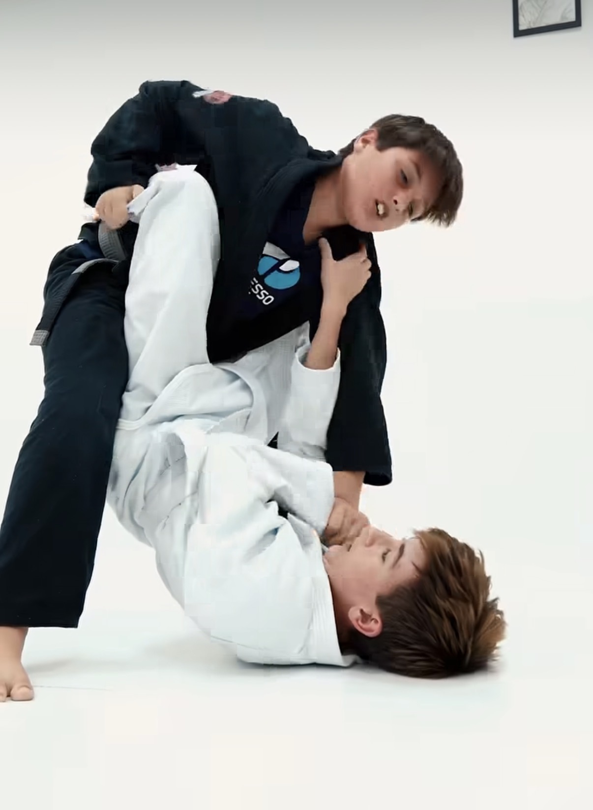 Dois jovens treinando jiu-jitsu na turma juvenil da Jiu Jitsu House