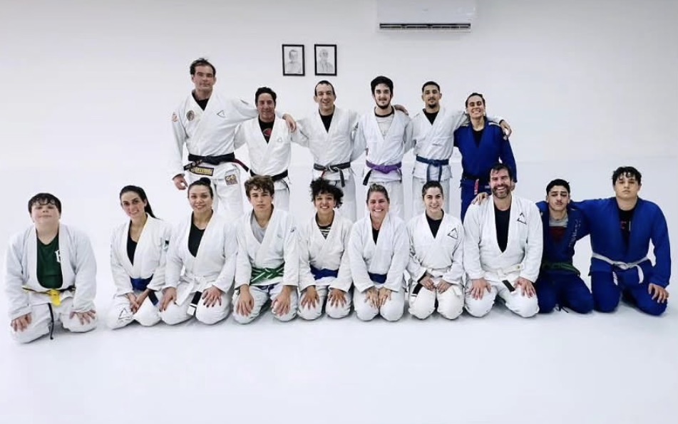 Turma de adultos da Jiu Jitsu House reunida no tatame